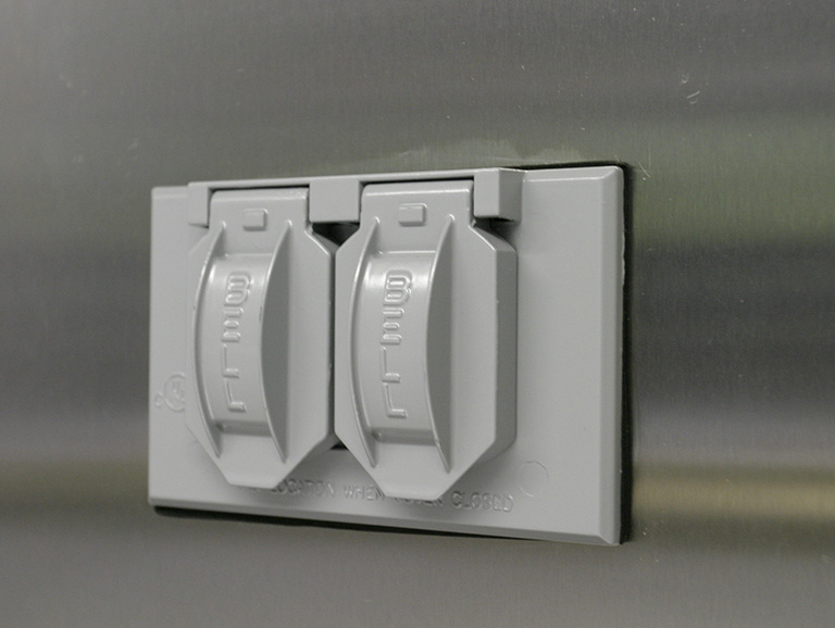 Duplex outlet
